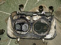 The lefts side looks a little bit oily, but no cracks between the valves - and lots of impacts from parts of the valve guide with came off somehow.<br><br>The engine was still running great!